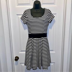 3/25$💥 Guess Dress Striped Black White Women Medium fit and flared summer